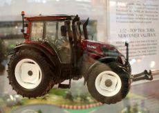 77326 Valtra N143 MT3 in rot    Traktor Wiking