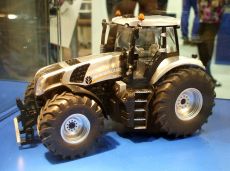 4488 New Holland T8.420 silber  Siku Jahresmodell 2013