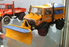 7725 Unimog 1600 orange mit Winteraufbau und Schneepflug