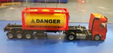 3922 Mercedes Benz MB Actros mit Tankcontainer