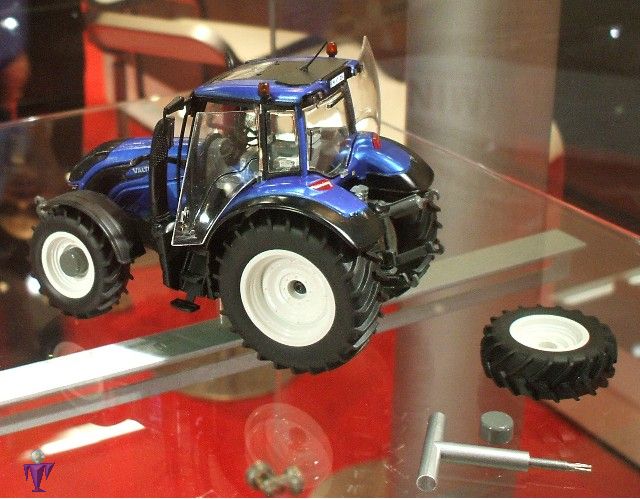 Wiking Valtra T214 Model Tractor 1:32 Scale 14+ 