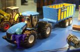 1947 New Holland T9.560 + Joskin Silospace im Set     Siku